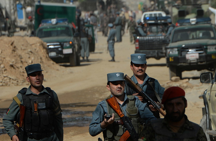 Afghan security force keep watch near the entrance gate of the Presidential palace in Kabul on June 25, 2013. (AFP Photo)