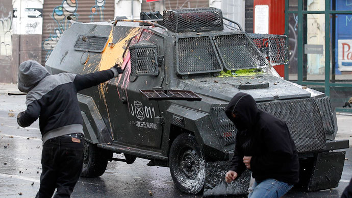 Students clash with riot police during a demonstration against the government to demand changes in the public state education system in Valparaiso city, about 121 km (75 miles) northwest of Santiago, June 26, 2013.(Reuters / Eliseo Fernandez)