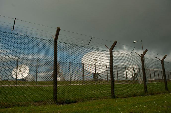 Satellite dishes are seen at GCHQ's outpost at Bude, close to where trans-Atlantic fibre-optic cables come ashore in Cornwall, southwest England (Reuters / Kieran Doherty)