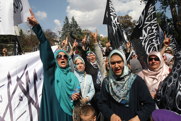 Supporters of unseated Egypt's Islamist president Mohamed Morsi demonstrate outside the US Embassy in Ankara on August 16, 2013 (AFP Photo)