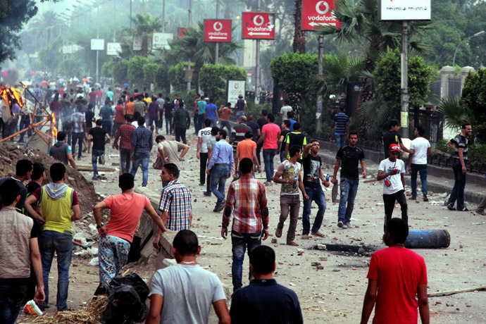 Residents clash with Muslim Brotherhood members and Egyptian President Mohamed Morsi supporters outside Cairo University on July 3, 2013 in Cairo. (AFP Photo)