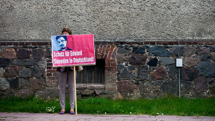 A supporter of German left-wing party Die Linke holds a placard in support of former U.S. spy agency, NSA, contractor Edward Snowden, July 4, 2013.(Reuters / Thomas Peter)