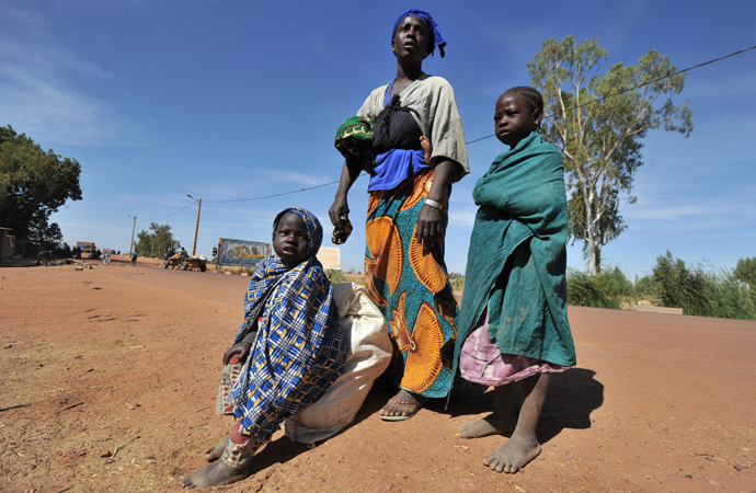 Internally displaced Aminata Foumba and her children stand Niono after walking for six days from Diabaly, Mali (AFP Photo / Issouf Sanogo)