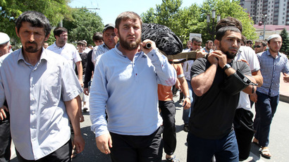Funeral procession with the body of murdered journalist Akhmednabi Akhmednabiev passes the streets of Makhachkala. (RIA Novosti/Ruslan Alibecov)