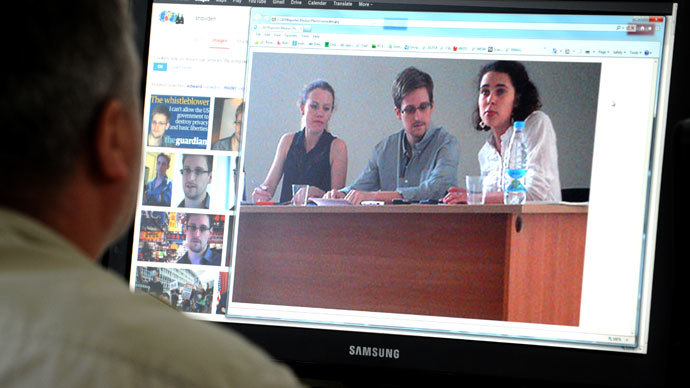 A man looks in Moscow on July 12, 2013, at a computer screen displaying a photo US National Security Agency (NSA) fugitive leaker Edward Snowden.(AFP Photo / STR )