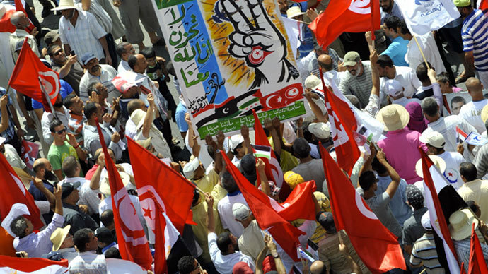 Tunisians rally to show their support for the ousted Egyptian president along Habib Bourguiba Avenue on July 13, 2013, in Tunis (AFP Photo / Fethi Belaid)