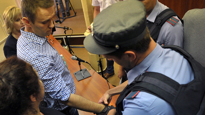 A police officer handcuffs Russia's top opposition leader Aleksey Navalny (L) in the courtroom in Kirov on July 18, 2013 (AFP Photo)