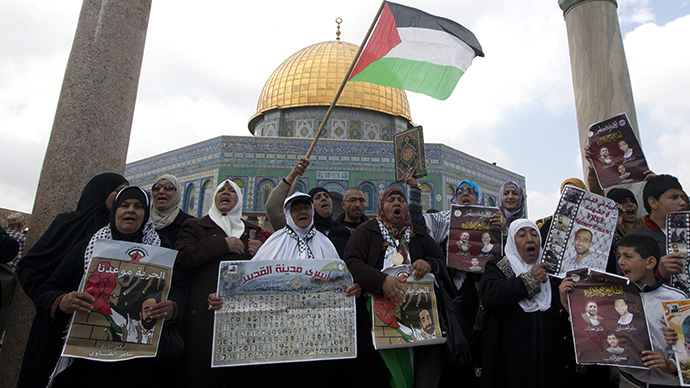 Palestinian demonstrators shout slogans holding placards during a protest outside Jerusalem's Al-Aqsa mosque in solidarity with Palestinian prisoners in Israeli jails (AFP Photo / Ahmad Gharabli)