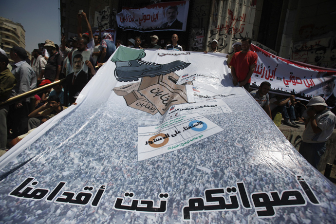 Members of the Muslim Brotherhood and supporters of ousted Egyptian President Mohamed Mursi shout slogans in front of the courthouse and the Attorney General's office during a demonstration in Cairo July 22, 2013 (Reuters / Amr Abdallah Dalsh)
