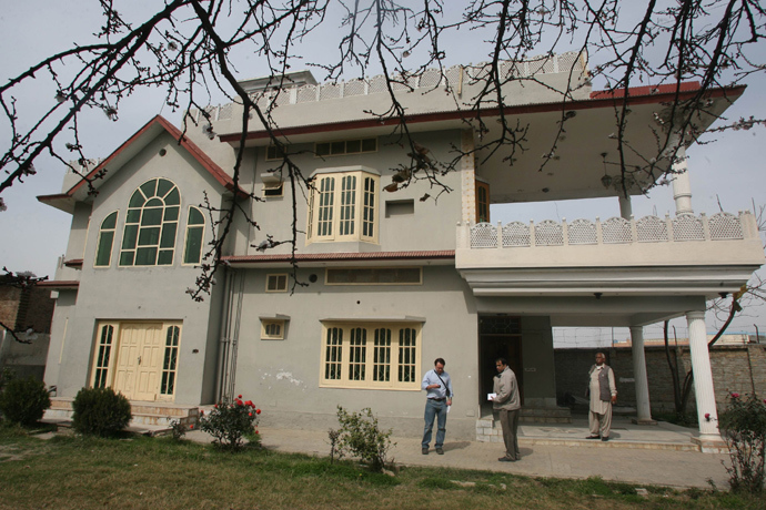Journalists stand outside a suspected former residence of Osama bin Laden in Haripur, some 50 kilometers from Islamabad on March 9, 2012, which is near Abbottabbad where Osama bin Laden was finally killed on May 2, 2011 by US Navy Seals in a nightime raid (AFP Photo)