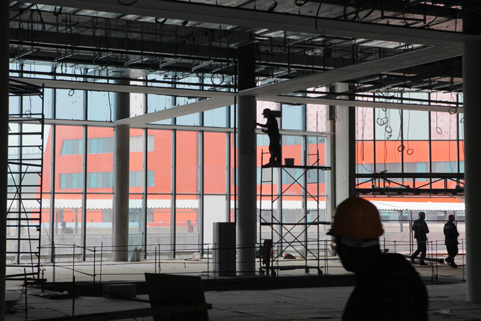 Construction workers finish work at at Moscow's Sheremetyevo airport (RIA Novosti / Ruslan Krivobok)