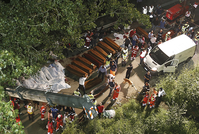 Rescuers prepare the coffins of victims of a bus crash on July 28, 2013 on the road between Monteforte Irpino and Baiano, southern Italy. (AFP Photo)