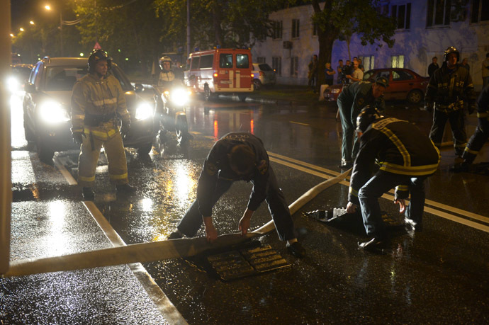 Rescue teams of the Ministry of Emergency Situations prepare equipment for extinguishing fire at Ostankino TV Center, Moscow. (RIA Novosti/Grigoriy Sisoev)