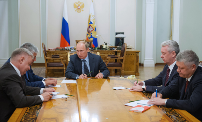 Vladimir Putin (C) chairs a special meeting on combating crimes at large retail outlets at Novo-Ogaryovo residence, July 31, 2013 (RIA Novosti / Aleksey Nikolskyi)