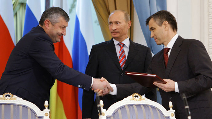 Vladimir Putin (C) watches as head of Georgia's breakaway South Ossetia region Eduard Kokoity (L) shakes hands with Russian Interior Minister Rashid Nurgaliyev in Moscow on August 26, 2009 on the one year anniversary of South Ossetia's and Abkhazia's independence as recognized by Russia. (AFP Photo / Alexey Druzhinin)