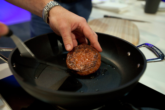 Professor Mark Post shows the world's first lab-grown beef burger during a launch event in west London August 5, 2013 (Reuters / David Parry / pool)