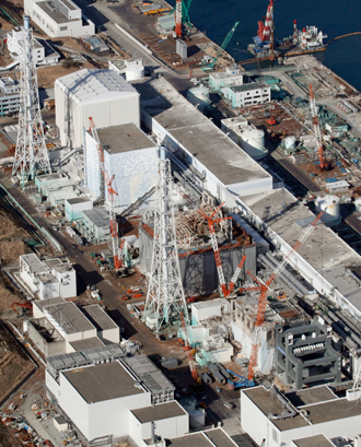 An aerial view shows (from top to bottom) No.1, No.2, No.3 and No.4 reactor buildings at Tokyo Electric Power Co. (TEPCO)'s tsunami-crippled Fukushima Daiichi nuclear power plant (Reuters / Kyodo)