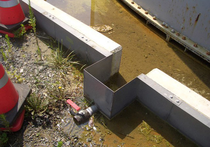 This hand out picture taken by Tokyo Electric Power Co (TEPCO) on August 19, 2013 shows contaminated water which leaked from a water tank at TEPCO's Fukushima dai-ichi nuclear power plant at Okuma town in Fukushima prefecture. (AFP/TEPCO)
