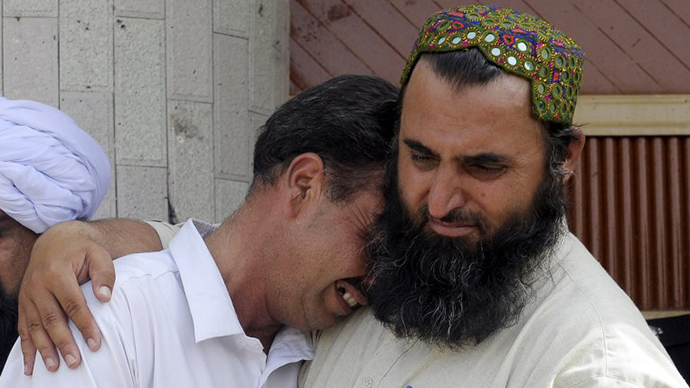 A Pakistani man comforts a mourner at the site of a suicide bomb attack in Quetta on August 8, 2013. (AFP Photo / Banaras Khan)