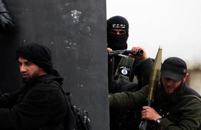 Fighters of the jihadist group Al-Nusra Front hold position on April 4, 2013 in the Syrian village of Aziza, on the southern outskirts of Aleppo (AFP Photo / Guillaume Briquet)