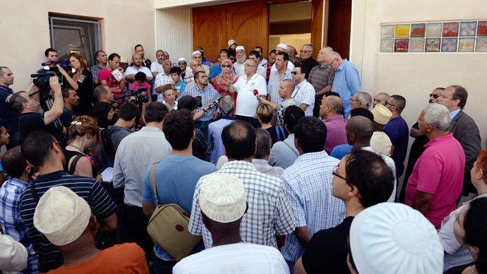 The Rector of Lyon's mosque Kamel Kabtane (C) speaks during a meeting at the Minguettes mosque in Venissieux near Lyon, on August 12, 2013.(AFP Photo / Philippe Desmazes)