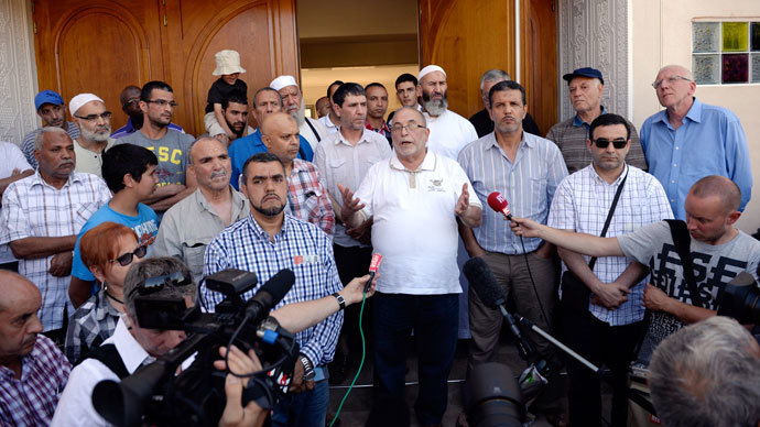 The Rector of Lyon's mosque Kamel Kabtane (C) speaks during a meeting at the Minguettes mosque in Venissieux near Lyon, on August 12, 2013.(AFP Photo / Philippe Desmazes)