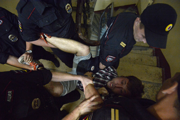 Law enforcement agents detain one of the four people who were present in an apartment on Chistoprudny Bulvar (RIA Novosti / Evgeny Biyatov)