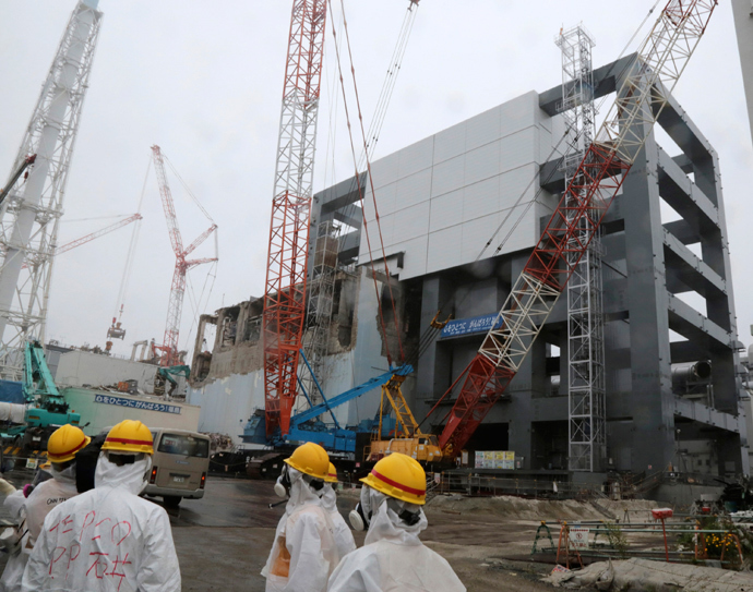 A general view of the cover installation for the spent fuel removed from the cooling pool is pictured at the No.4 reactor building at Tokyo Electric Power Company's (TEPCO) tsunami-crippled Fukushima Daiichi nuclear power plant in Fukushima prefecture (Reuters / Noboru Hashimoto / Pool)