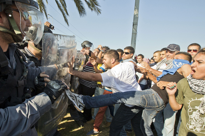 Protesters confront Israeli's riots police during a demonstration against Israeli government's plans to resettle Bedouins in the Negev desert on August 1, 2013 in the Arab Israeli city of Ar'Ara, north of Israel (AFP Photo / Jack Guez)
