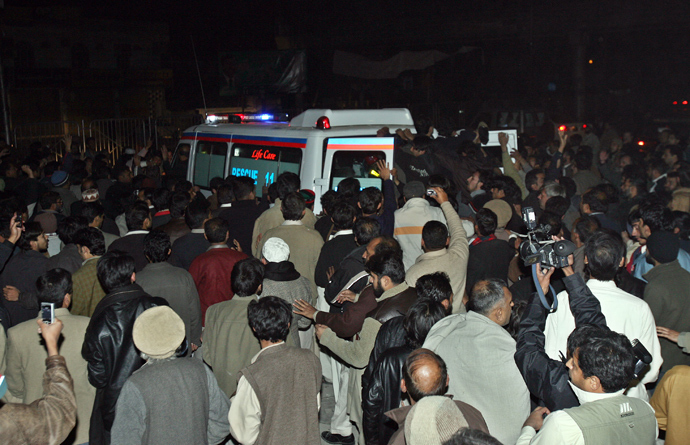 Supporters of Pakistani opposition leader Benazir Bhutto follow the ambulance carrying her coffin after her body was released from the hospital in Rawalpindi, 27 December 2007 (AFP Photo / Farooq Naeem)