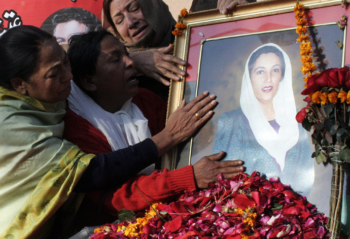 Supporters of the Pakistan People's Party (PPP) pay homage to slain former premier Benazir Bhutto at Bilawal House in Lahore, 30 December 2007 (AFP Photo / Arif Ali)