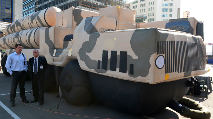 Inflatable model of the C-300 air defense missile system, displayed at the Defense Ministry Innovation Day exhibition.(RIA Novosti / Iliya Pitalev)