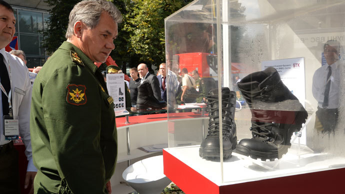Defense Minister Sergei Shoigu observing samples of new uniform for servicemen, displayed at the Defense Ministry Innovation Day exhibition.(RIA Novosti / Iliya Pitalev)