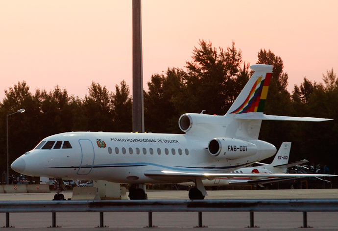 The Bolivian presidential airplane is parked at the Vienna International Airport in Schwechat July 3, 2013 (Reuters / Heinz-Peter Bader)
