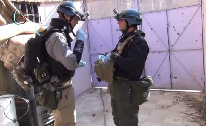 A United Nations (UN) arms experts inspecting the site where rockets had fallen in Damascus' Moadamiyet al-Sham suburb as they investigate an alleged chemical weapons strike near the capital. (AFP Photo)