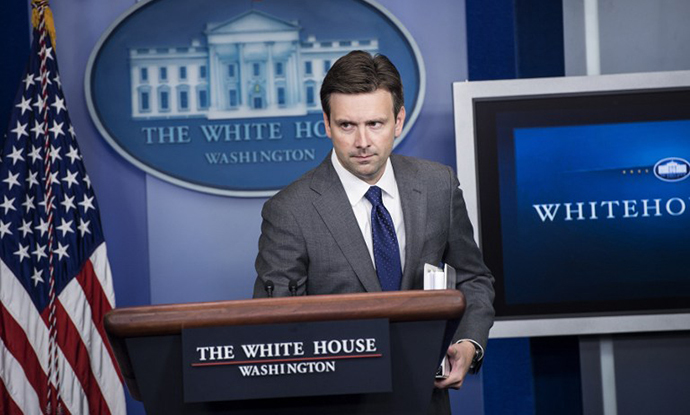 White House Deputy Press Secretary Josh Earnest arrives for a daily briefing at the White House August 29, 2013 in Washington, DC. (AFP Photo / Brendan Smialowski)