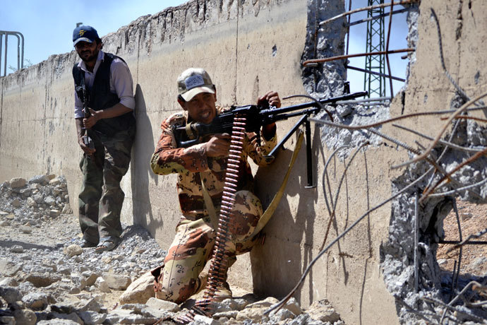 Syrian rebels clash with government forces (unseen) at a military airport in Syria's northeastern city of Deir Ezzor on July 1, 2013. (AFP Photo / Karam Jamal)