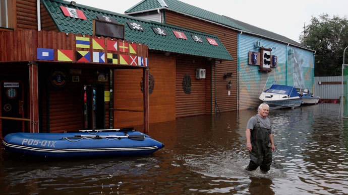 A Khabarovsk resident stands in the street as water level in the Amur river near the city reached a record level.(RIA Novosti / Vitaliy Ankov)