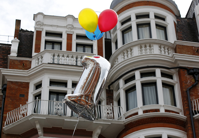 A balloon marking the first anniversary of WikiLeaks founder Julian Assange's entry to Ecuador's embassy is tethered above the building in central London June 16, 2013. (Reuters / Chris Helgren)