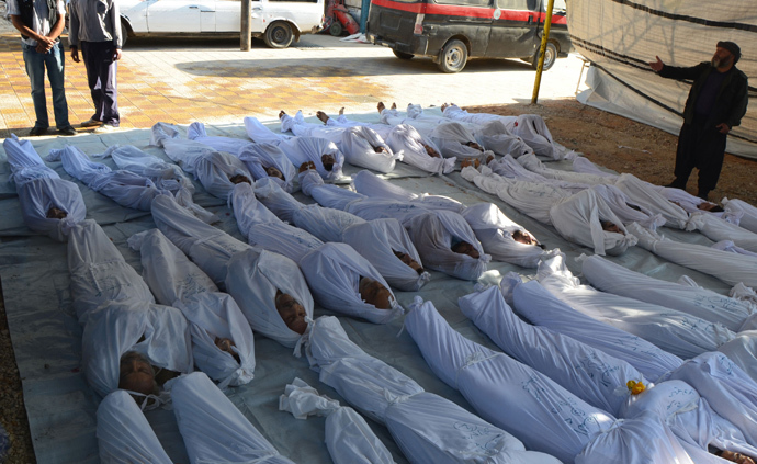 Syrian activists inspect the bodies of people they say were killed by nerve gas in the Ghouta region, in the Duma neighbourhood of Damascus August 21, 2013 (Reuters / Bassam Khabieh)