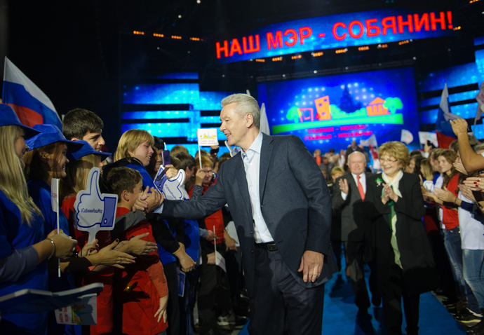 Acting Mayor of Moscow Sergei Sobyanin (С) in the Olympisky sports complex where a rally-concert took place in support of his candidacy for mayor of the capital (RIA Novosti / Denis Grishkin)