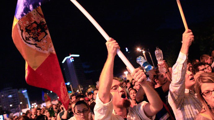 Protesters shout slogans as they march in front of government headquarters in Bucharest September 8, 2013.(Reuters / Radu Sigheti)