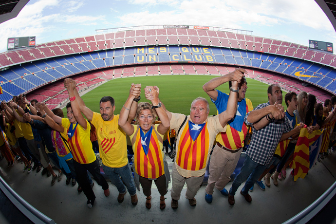 Catalans link arms in a bid to create a 400-kilometre (250-mile) human chain, part of a campaign for independence from Spain during Catalonia National Day, or Diada, at FC Barcelona's Camp Nou stadium in Barcelona, on September 11, 2013 (AFP Photo / Quique Garcia)