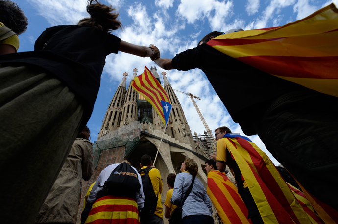 Catalans link arms in a bid to create a 400-kilometre (250-mile) human chain, part of a campaign for independence from Spain during Catalonia National Day, or Diada, in front of the Sagrada Familia basilica in Barcelona, on September 11, 2013 (AFP Photo / Lluis Gene)