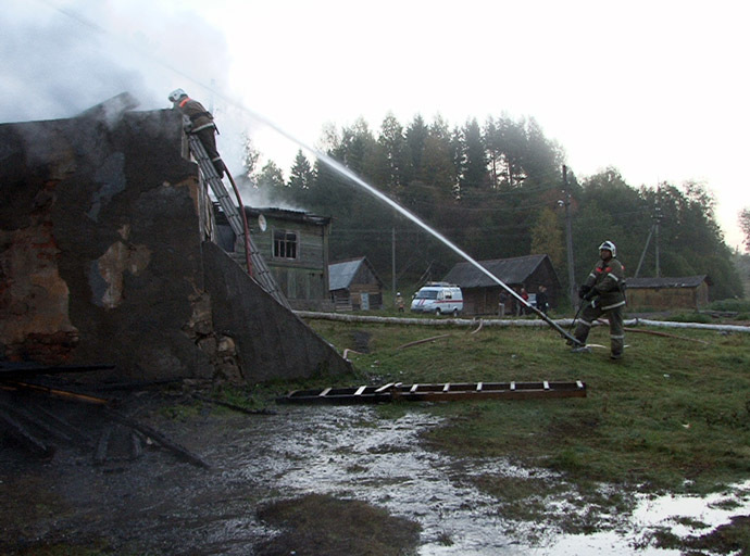 Rescuers eliminate fire at the Oksochi foster home for children with psychoneurological disorders in the village of Luka, Nizhny Novgorod Region. (RIA Novosti)