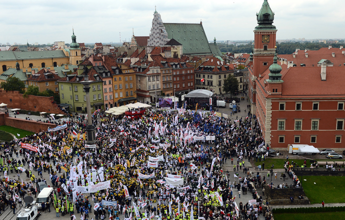 Members of Solidarity and other Polish trade unions demonstrate against their government's policy on September 14, 2013 in Warsaw (AFP Photo / Janek Skarzynski)
