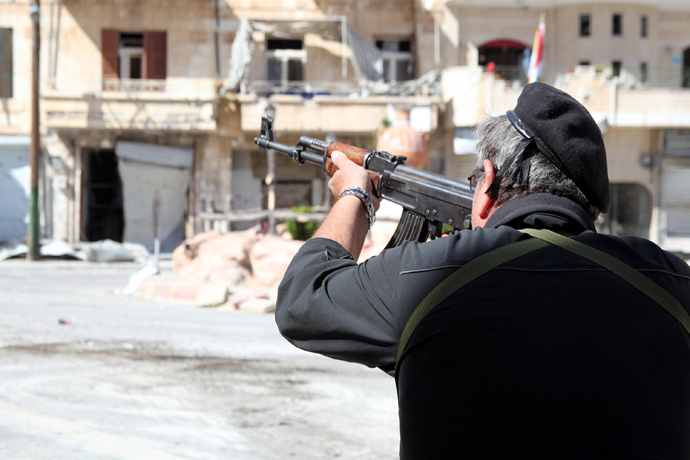 A Syrian soldier takes aim at rebel fighters positioned in the mountains of the Christian town of Maalula on September 13, 2013 (AFP Photo / STR)