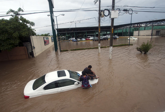 Massive Mexico storm, flooding: At least 42 dead, 40,000 stranded — RT ...