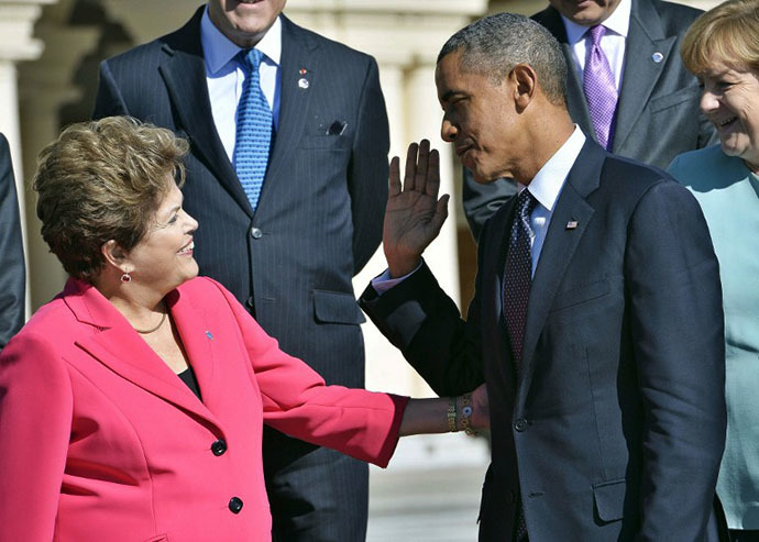 US President Barack Obama (R) greets BrazilÃs President Dilma Rousseff as they arrive for the family photo at the G20 summit on September 6, 2013 in Saint Petersburg. (AFP Photo / Jewel Samad)