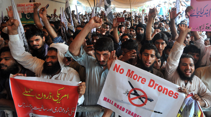 Supporters of Pakistan's outlawed Islamic hard line group, Jamaat ud Dawa (JD) shout anti-US slogans during a protest in Lahore against drone attacks in Pakistani tribal areas in Lahore on July 5, 2013 (AFP Photo / Arif Ali)